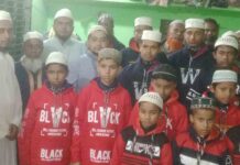 ডুমুরিয়ার সাহস রিজিয়া স্মৃতি এতিমখানার শিক্ষার্থীর মাঝে শীতবস্ত্র বিতরণ