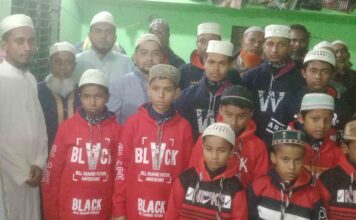 ডুমুরিয়ার সাহস রিজিয়া স্মৃতি এতিমখানার শিক্ষার্থীর মাঝে শীতবস্ত্র বিতরণ