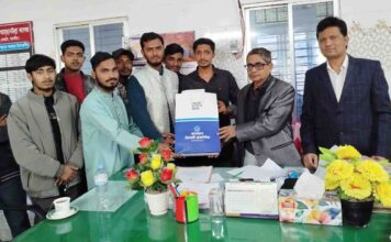 সরকারি খান বাহাদুর আহসানউল্লাহ কলেজের অধ্যক্ষকে ছাত্রশিবিরের নববর্ষের প্রকাশনা উপহার