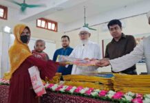 সাতক্ষীরা সদরে ৫ হাজার ৭শ পরিবারের মাঝে নগদ অর্থ ও শাড়ি বিতরণ করেছেন এমপি আব্দুল খালেক