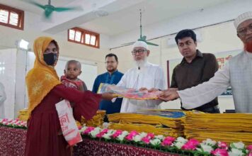 সাতক্ষীরা সদরে ৫ হাজার ৭শ পরিবারের মাঝে নগদ অর্থ ও শাড়ি বিতরণ করেছেন এমপি আব্দুল খালেক