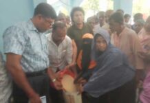 আশাশুনি সদর ইউনিয়নে ভিজিএফ এর চাল বিতরণ