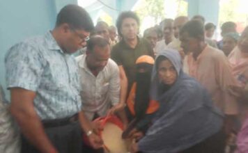 আশাশুনি সদর ইউনিয়নে ভিজিএফ এর চাল বিতরণ