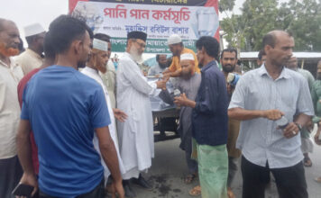 আশাশুনিতে তীব্র গরমে পথচারীদের পানি পান কর্মসূচি