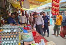 বুধহাটা বাজারসহ আশাশুনিতে ইউএনও’র বাজার তদারকি ও মোবাইল কোর্টে জরিমানা