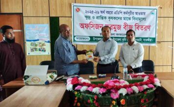 দেবহাটায় উপজেলা প্রশাসনের সহযোগীতায় কৃষকদেরকে অপসিজন তরমুজ বীজ বিতরন
