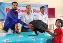দেবহাটায় মেধাবী ও দুঃস্থ শিক্ষার্থীদের মাঝে শিক্ষা উপকরন বিতরন করলেন ইউএনও