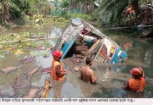 ডুমুরিয়া নিয়ন্ত্রণ হারিয়ে যাত্রীবাহী বাস ডুবে গেছে পানিতে, ঘটনাস্থলেই মারা গেছে এক যুবক
