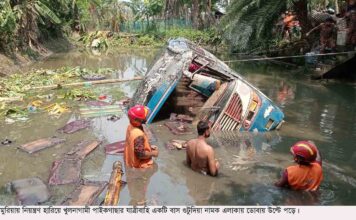 ডুমুরিয়া নিয়ন্ত্রণ হারিয়ে যাত্রীবাহী বাস ডুবে গেছে পানিতে, ঘটনাস্থলেই মারা গেছে এক যুবক