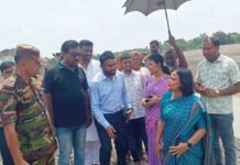 ডুমুরিয়ায় মাটি চাপায় ক্ষতিগ্রস্থদের মাঝে ডিসি, দেন ক্ষতি পূরণের আশ্বাস