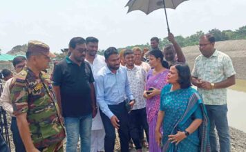 ডুমুরিয়ায় মাটি চাপায় ক্ষতিগ্রস্থদের মাঝে ডিসি, দেন ক্ষতি পূরণের আশ্বাস