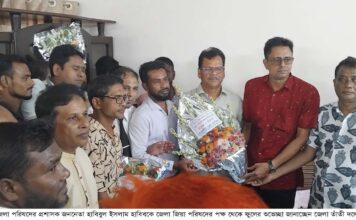সাতক্ষীরা জেলা পরিষদের প্রশাসক জননেতা হাবিবুল ইসলাম হাবিবকে জেলা তাঁতী দলের পক্ষ থেকে ফুলের শুভেচ্ছা