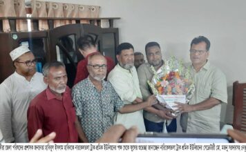 সাতক্ষীরা জেলা পরিষদের প্রশাসক জননেতা হাবিবুল ইসলাম হাবিবকে নারকেলতলা ট্রাক শ্রমিক ইউনিয়নের পক্ষ থেকে ফুলের শুভেচ্ছা