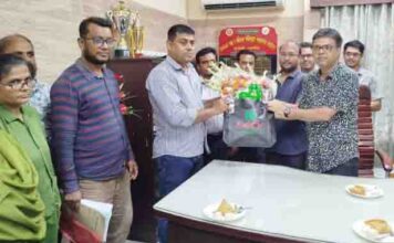 আশাশুনি স্বাস্থ্য কমপ্লেক্সে ক্যাশিয়ারের বিদায় সংবর্ধনা