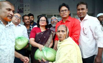 খুলনা জেলা প্রশাসকের ক্ষতিগ্রস্ত, দুস্থ ও অসহায় পরিবারের মাঝে খাদ্যসামগ্রী বিতরণ
