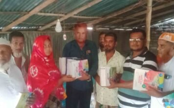 ডুমুরিয়ায় শরাফপুরে চেয়ারম্যান প্রার্থী মিজানুরের বই বিতরণ ও গণ সংযোগ