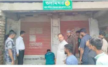 আশাশুনি কৃষি কর্মকর্তার সারের দোকান পরিদর্শন