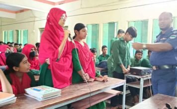 দেবহাটার টাউনশ্রীপুর শরচ্চন্দ্র হাইস্কুলে শিক্ষার্থীদের সামাজিক সচেতনতাবোধে ওসি শাহীন’র মতবিনিময়