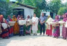 ডুমুরিয়ার আবাসন পল্লীতে ত্রাণ সামগ্রী বিতরণ
