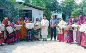 ডুমুরিয়ার আবাসন পল্লীতে ত্রাণ সামগ্রী বিতরণ