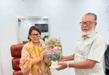 সাতক্ষীরার দায়িত্বপ্রাপ্ত মহিলা সাংসদ বিথীকা বিনতে হোসেন এর সাথে সাক্ষাত ও ফুলের শুভেচ্ছা জানালেন আলহাজ্ব মোঃ আব্দুর রউফ