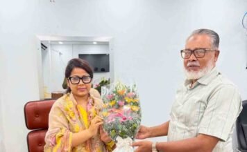 সাতক্ষীরার দায়িত্বপ্রাপ্ত মহিলা সাংসদ বিথীকা বিনতে হোসেন এর সাথে সাক্ষাত ও ফুলের শুভেচ্ছা জানালেন আলহাজ্ব মোঃ আব্দুর রউফ
