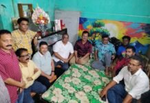 সাতক্ষীরা জেলা বিএনপির সাবেক সাধারণ সম্পাদক অসুস্থ তারিকুল হাসানকে দেখতে তার বাসায় সাতক্ষীরা জেলা বিএনপি