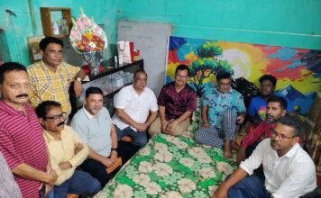 সাতক্ষীরা জেলা বিএনপির সাবেক সাধারণ সম্পাদক অসুস্থ তারিকুল হাসানকে দেখতে তার বাসায় সাতক্ষীরা জেলা বিএনপি