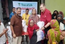 সাতক্ষীরায় ট্রি অফ লাইফ সংস্থার উদ্যোগে পানিবন্দি ও অসহায় ৩হাজার পরিবারের মাঝে খাদ্য সামগ্রী বিতরণ