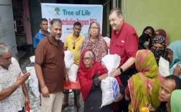 সাতক্ষীরায় ট্রি অফ লাইফ সংস্থার উদ্যোগে পানিবন্দি ও অসহায় ৩হাজার পরিবারের মাঝে খাদ্য সামগ্রী বিতরণ