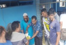 সাতক্ষীরা শহরের করিম সুপার মার্কেট ব্যবসায়ীদের সহযোগিতায় গরীবের মেহমানখানায় ভিক্ষুক ও অসহায় মানুষদের মাঝে খাবার বিতরণ