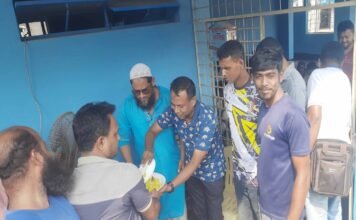 সাতক্ষীরা শহরের করিম সুপার মার্কেট ব্যবসায়ীদের সহযোগিতায় গরীবের মেহমানখানায় ভিক্ষুক ও অসহায় মানুষদের মাঝে খাবার বিতরণ