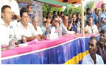 আশাশুনির কাদাকাটিতে দুর্গাপূজা উপলক্ষে নৌকাবাইচ প্রতিযোগিতা
