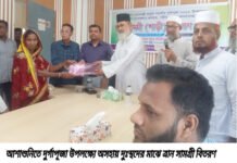আশাশুনিতে দুর্গাপূজা উপলক্ষ্যে অসহায় দুঃস্থদের মাঝে ত্রান সামগ্রী বিতরণ