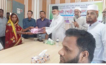 আশাশুনিতে দুর্গাপূজা উপলক্ষ্যে অসহায় দুঃস্থদের মাঝে ত্রান সামগ্রী বিতরণ